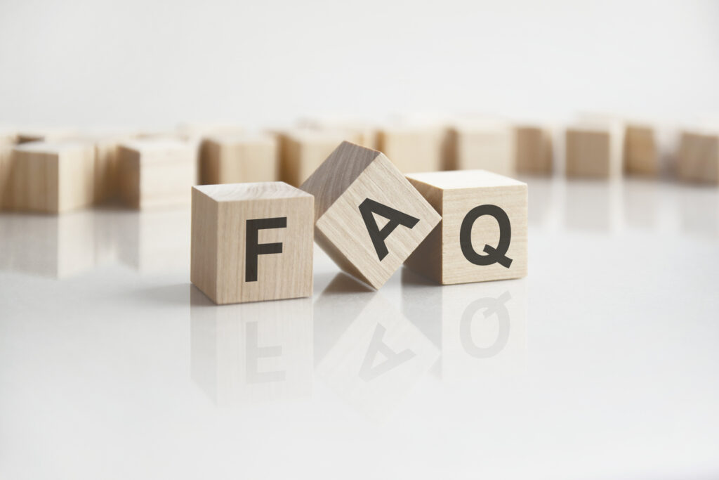 cubi di legno con scritto FAQ
