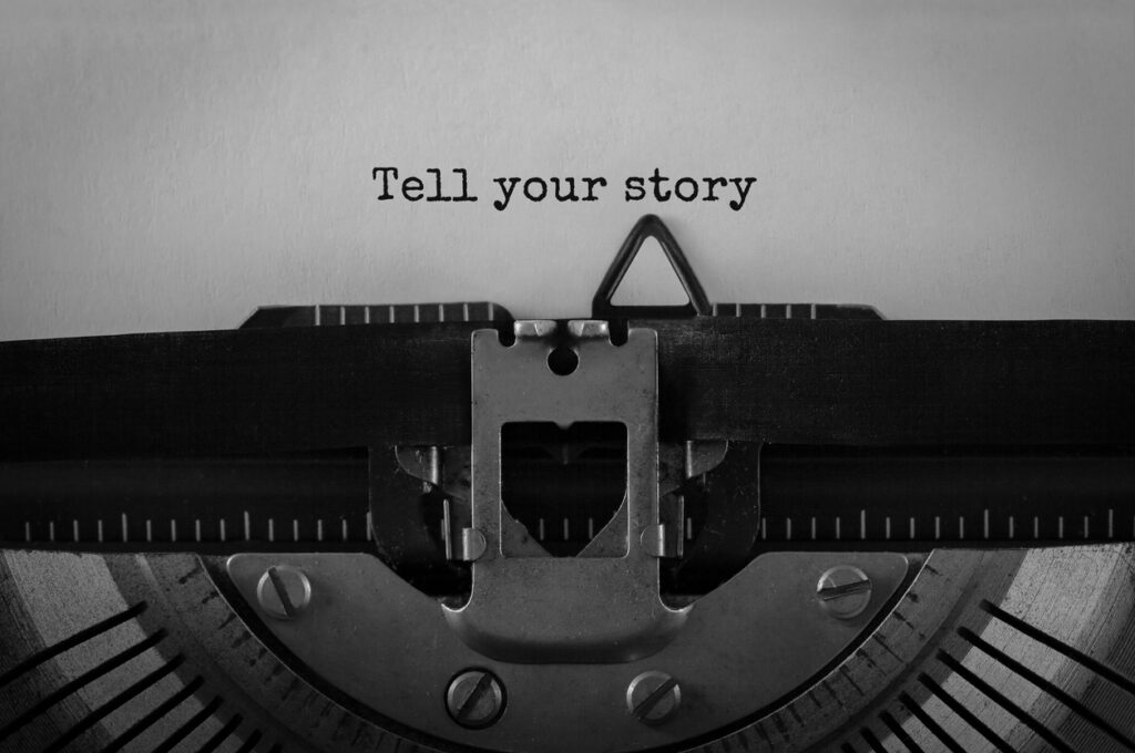 macchina da scrivere con foglio dove c'è scritto "tell your story"