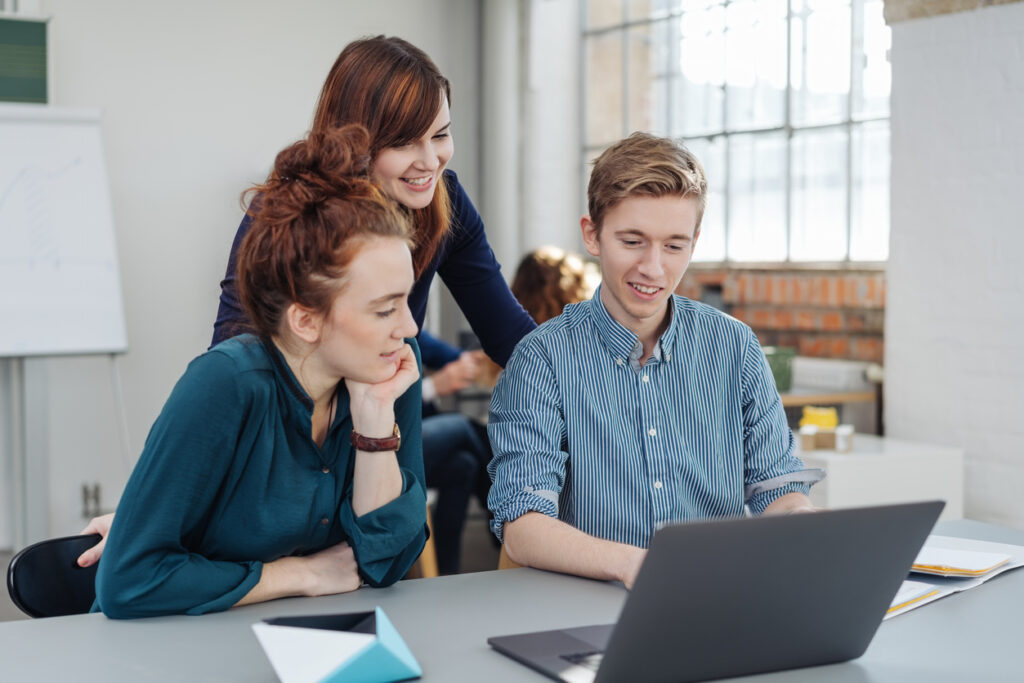 persone che lavorano intorno a un pc