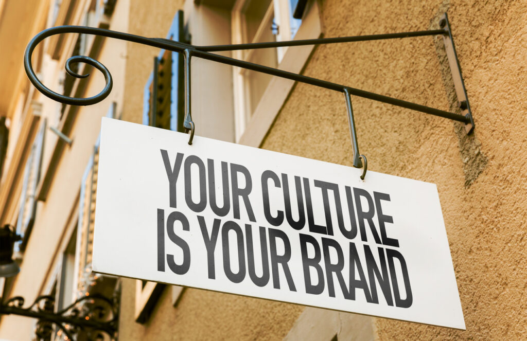 cartello con scritto in inglese la tua cultura è il tuo brand